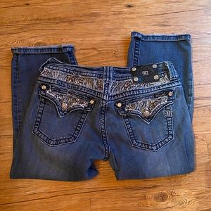 Miss Me Size 32  Cuffed Capri.
In Extremely Good Condition.